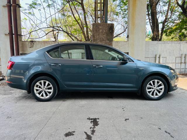 https://images10.gaadi.com/usedcar_image/4525985/original/4ddda28255f61c8618fa81094a73f4b5.jpg?imwidth=6401