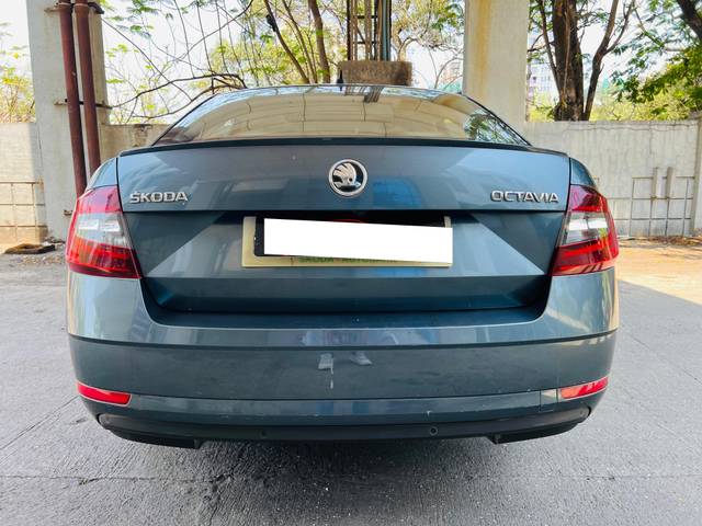 https://images10.gaadi.com/usedcar_image/4525985/original/processed_eab74210173784dbbc0af88cbbf6a27e.jpg?imwidth=6402