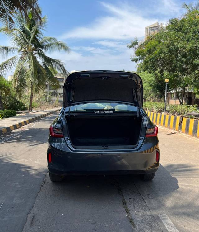 https://images10.gaadi.com/usedcar_image/4525997/original/processed_fc98a4bea39f056ebaee106fdb6dc05a.jpeg?imwidth=6402