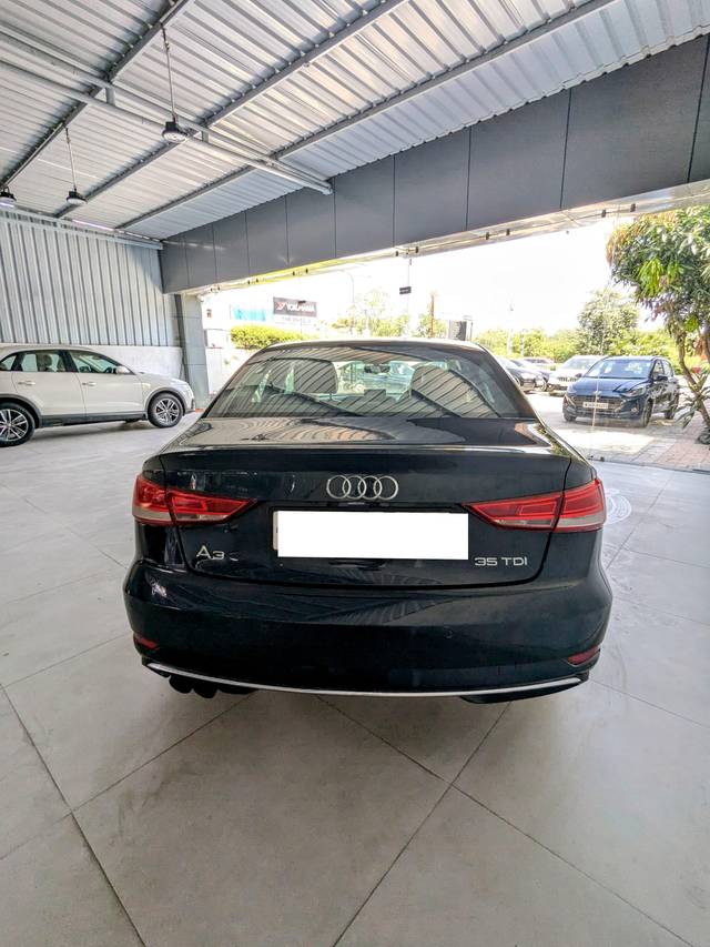https://images10.gaadi.com/usedcar_image/4526013/original/processed_7fe44592fdd88020528aede79b1bb77f.jpg?imwidth=6401
