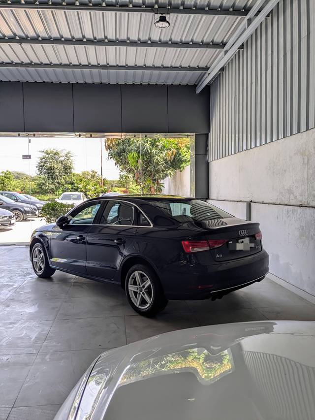 https://images10.gaadi.com/usedcar_image/4526013/original/processed_c541c83e9f13f1e2e7758f34f27de587.jpg?imwidth=6402
