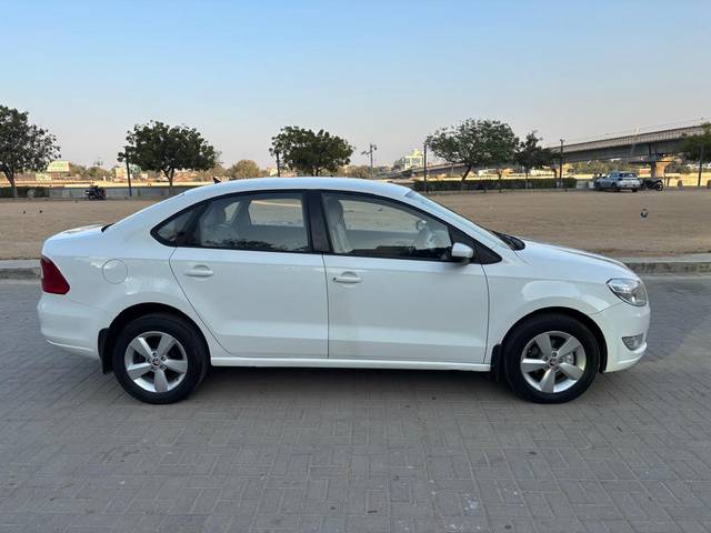 https://images10.gaadi.com/usedcar_image/4526030/original/de2b95522b2e49d2e32704b82407e630.jpg?imwidth=6401