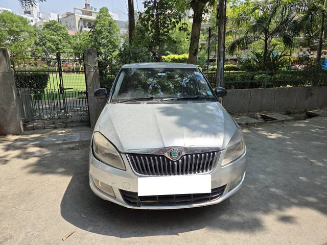 https://images10.gaadi.com/usedcar_image/4526050/original/processed_c2a39865-631a-4661-b410-59efa512eaa2.jpg?imwidth=6402