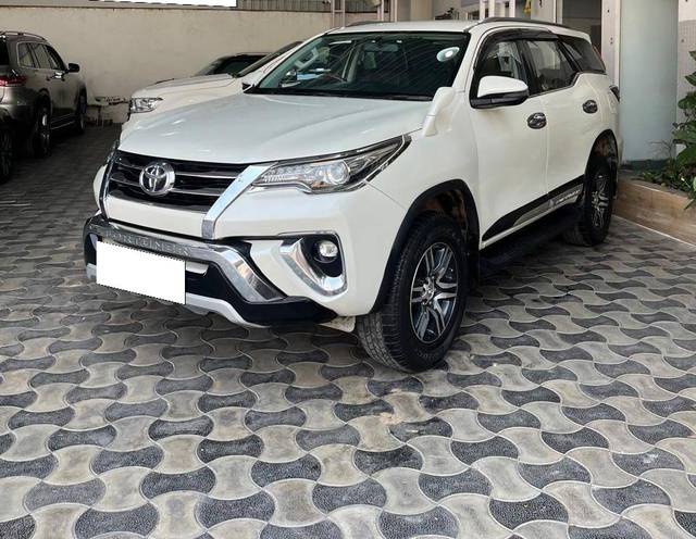 https://images10.gaadi.com/usedcar_image/4526110/original/processed_a7d04b327ae2e90441f9824cbf506b13.jpg?imwidth=6401