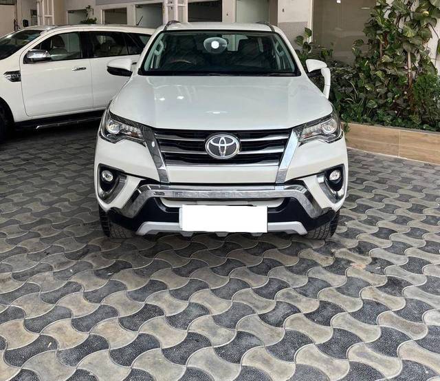 https://images10.gaadi.com/usedcar_image/4526110/original/processed_b3ac413a788034103bbc158cb92dbeed.jpg?imwidth=6400