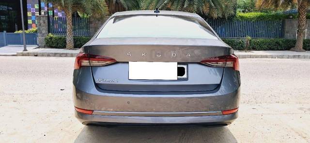 https://images10.gaadi.com/usedcar_image/4526138/original/processed_0a5dceac410245d4ce579298dbeeb765.jpg?imwidth=6402