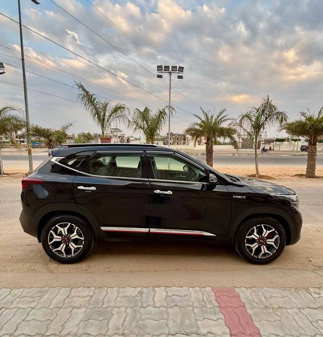 https://images10.gaadi.com/usedcar_image/4526147/original/processed_db0a49270a52112d02dae27ad50f6bc6.jpg?imwidth=6401