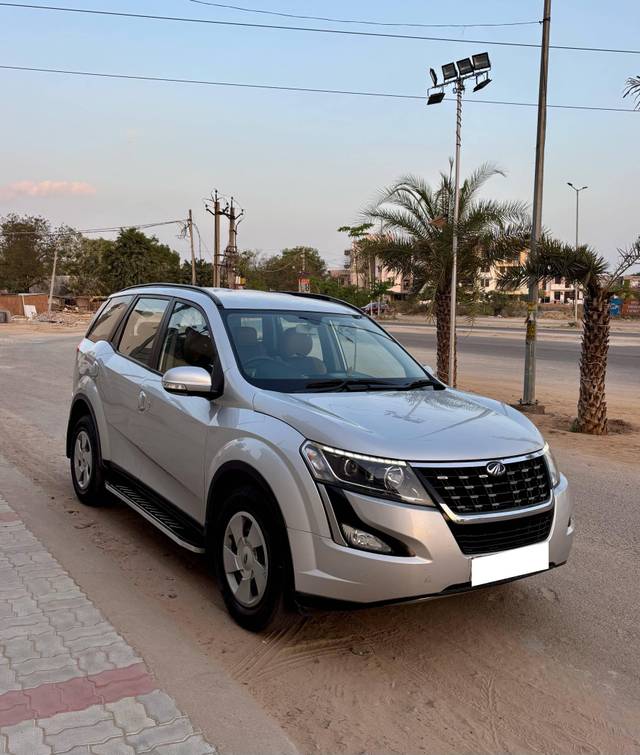 https://images10.gaadi.com/usedcar_image/4526157/original/processed_b4f5f5c176a1e8e791377fb0abb5fc6f.jpg?imwidth=6400