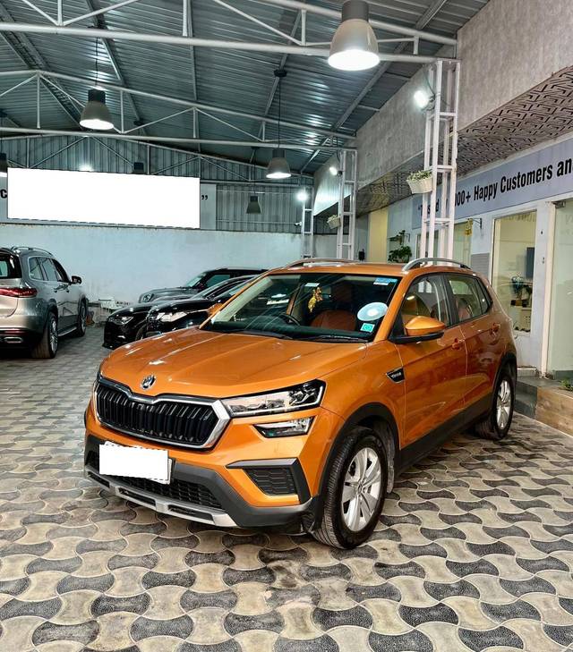 https://images10.gaadi.com/usedcar_image/4526227/original/processed_992ea1a6ce72f7bfc3d21c93c31f819e.jpg?imwidth=6401