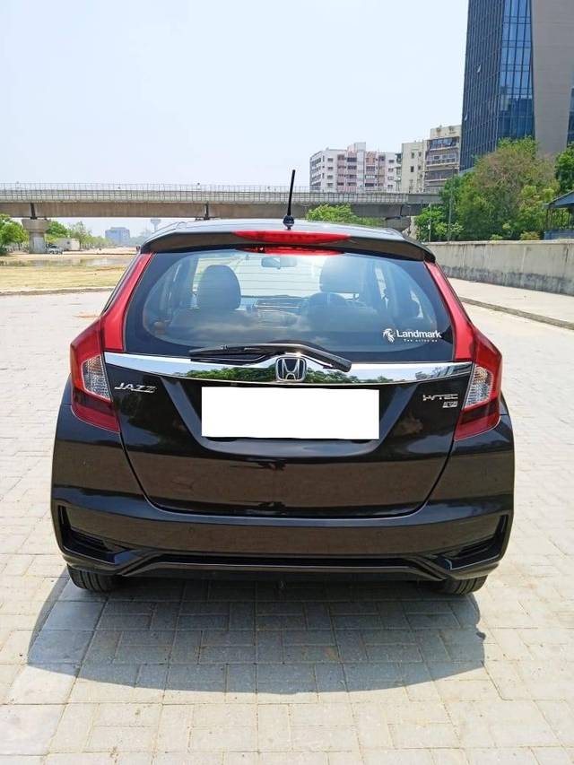 https://images10.gaadi.com/usedcar_image/4526243/original/processed_3f983f9e209c92f6dad9d523e6b04e86.jpg?imwidth=6402
