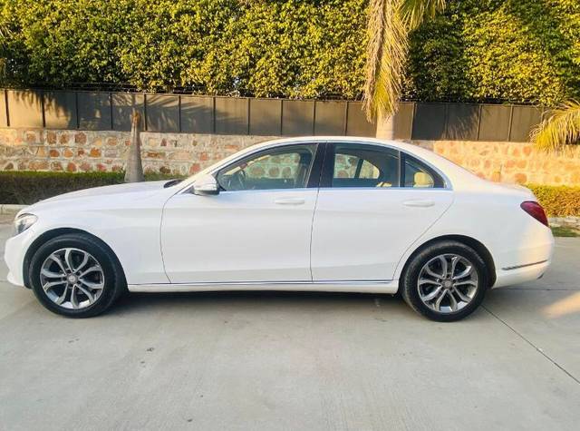 https://images10.gaadi.com/usedcar_image/4526269/original/f55681de87ec67bc0d4e2ff7fa41379a.jpg?imwidth=6401