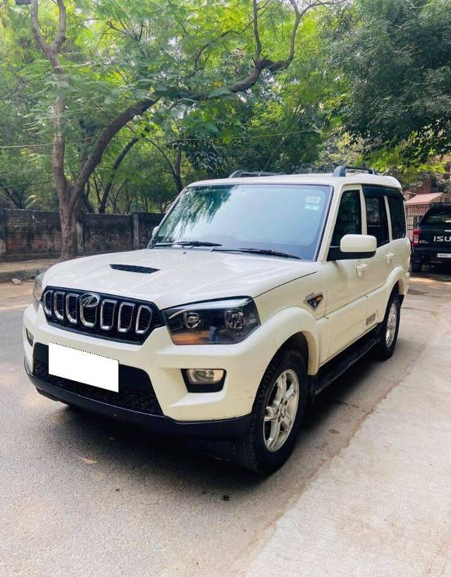 https://images10.gaadi.com/usedcar_image/4526352/original/processed_065b74d5b670c0d73bbca879ebc7ebd2.jpg?imwidth=6402