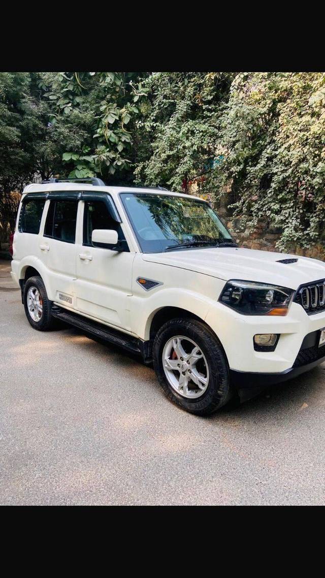 https://images10.gaadi.com/usedcar_image/4526352/original/processed_edb37b55ac757f80ebbf94fd651749b7.jpg?imwidth=6400