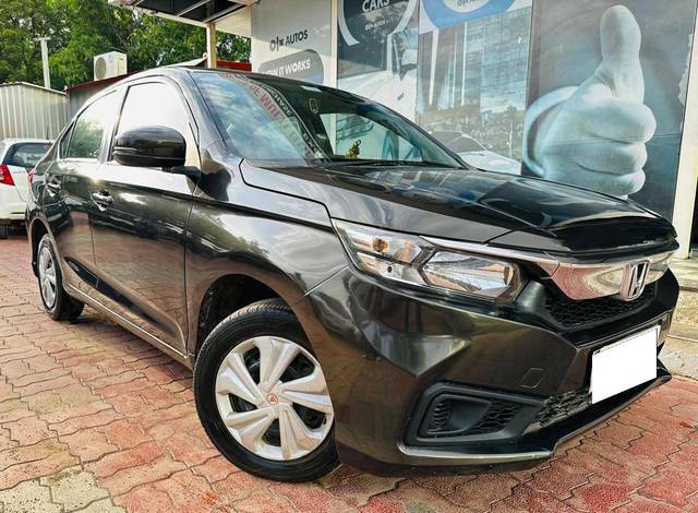 https://images10.gaadi.com/usedcar_image/4526359/original/processed_696bc9c39a8742c5ef21ffece922bd8e.jpg?imwidth=6400