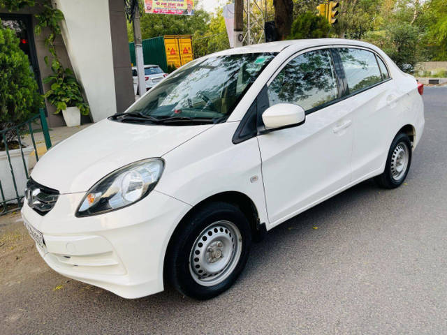 https://images10.gaadi.com/usedcar_image/4526368/original/0954aaaf88a39bd9b0884fd3f0a136b8.png?imwidth=6400