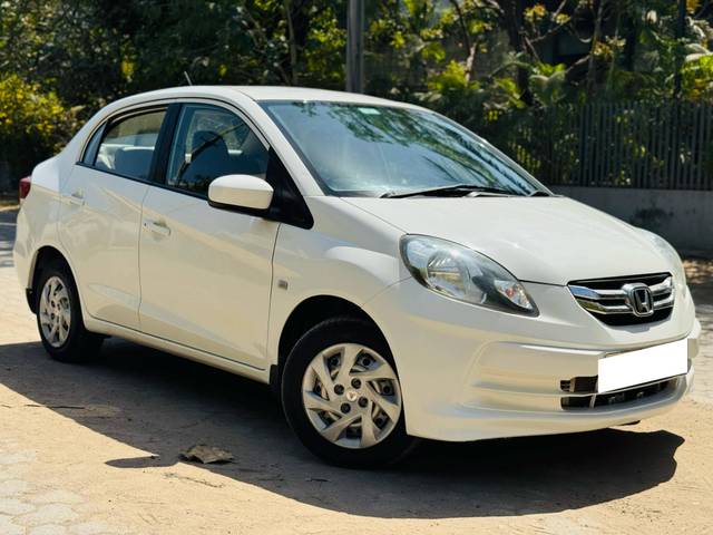https://images10.gaadi.com/usedcar_image/4526384/original/processed_19a3d00f44356039144ce774e0364e37.jpg?imwidth=6400