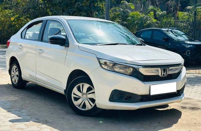 https://images10.gaadi.com/usedcar_image/4526391/original/processed_8ae6da458176d9f760a8c54b42334299.jpg?imwidth=6400