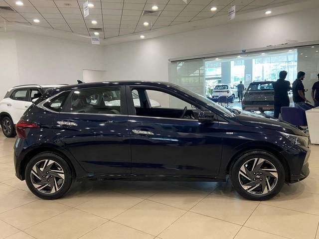 https://images10.gaadi.com/usedcar_image/4526401/original/processed_82ce3ed3a8a638dff22889df20fe4d11.jpg?imwidth=6401