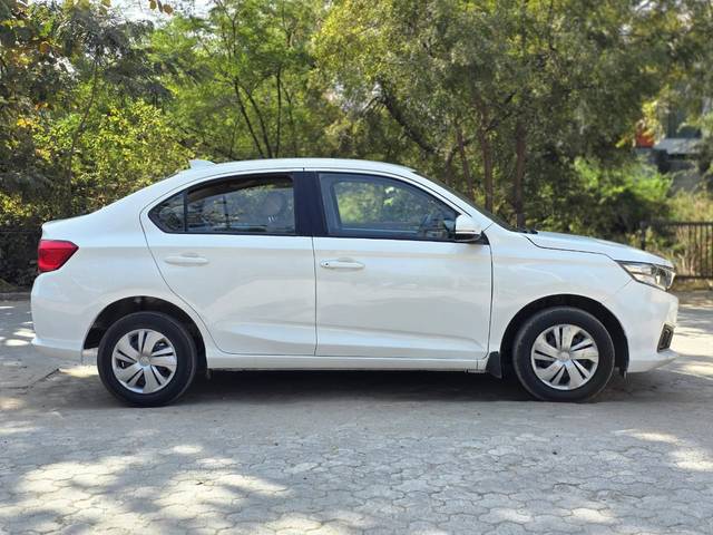 https://images10.gaadi.com/usedcar_image/4526407/original/a477f92e05d19330168ea27767e8e15f.jpg?imwidth=6401