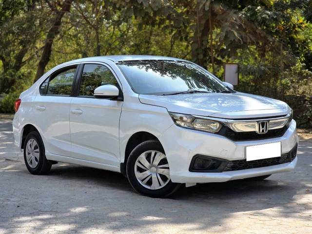 https://images10.gaadi.com/usedcar_image/4526407/original/processed_3db97b4e2b34f28758366f124259bb5f.jpg?imwidth=6400