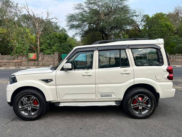 https://images10.gaadi.com/usedcar_image/4526411/original/processed_15a39d25261f5927eb23cba5f6ef44f5.jpg?imwidth=6400