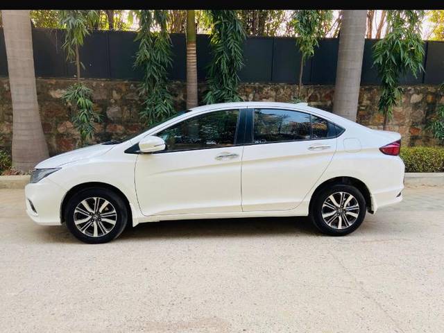 https://images10.gaadi.com/usedcar_image/4526418/original/b60de223f7f2aa4305d58d9ea6fda73c.jpg?imwidth=6402