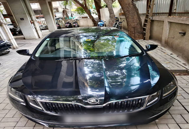 https://images10.gaadi.com/usedcar_image/4526436/original/cf8dcdba-c892-49eb-b4fb-15cee513d02a.?imwidth=6400