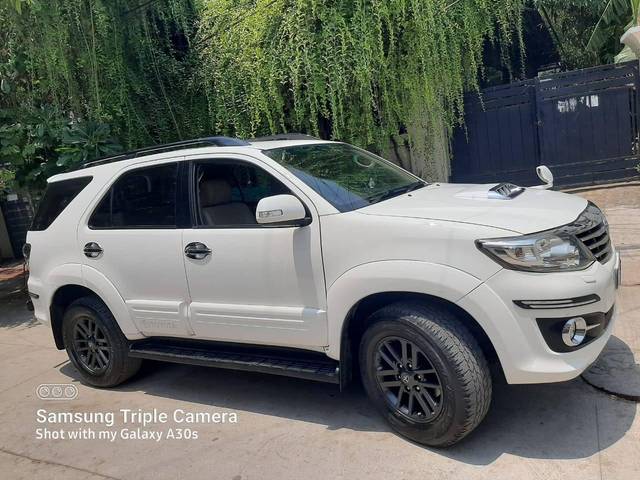 https://images10.gaadi.com/usedcar_image/4526454/original/processed_0c737e103600e9ffd0f878e13c82027f.jpg?imwidth=6401