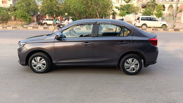 https://images10.gaadi.com/usedcar_image/4526465/original/6b34996e17d3e4b0b84a96732efa4555.jpg?imwidth=6402