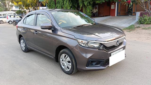 https://images10.gaadi.com/usedcar_image/4526465/original/processed_9d96806017b63b4925150d543a6a0ee2.jpg?imwidth=6400
