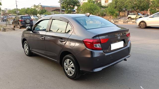 https://images10.gaadi.com/usedcar_image/4526465/original/processed_d233e7bca366c7327c19c29b012220b2.jpg?imwidth=6401
