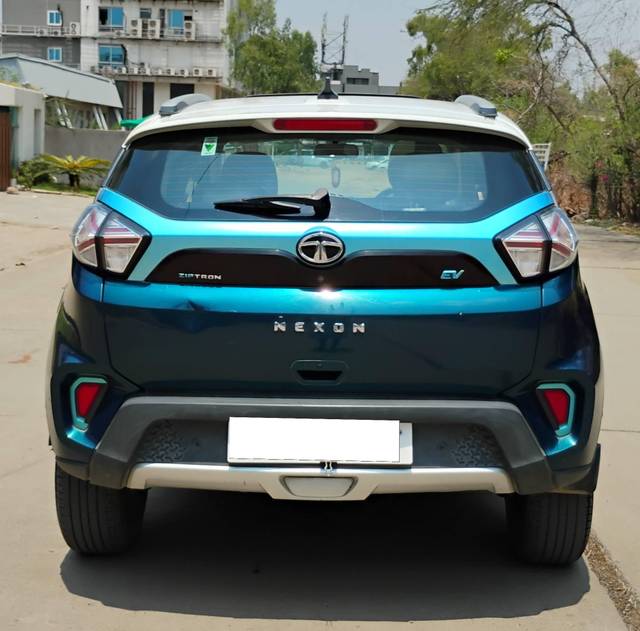 https://images10.gaadi.com/usedcar_image/4526468/original/processed_f59251e995af2229736e5a6222b920e9.jpg?imwidth=6402
