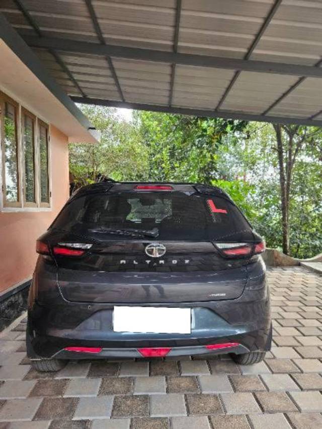 https://images10.gaadi.com/usedcar_image/4526514/original/processed_2d21049c-d828-4d62-956f-29b9e7c748f7.jpg?imwidth=6402
