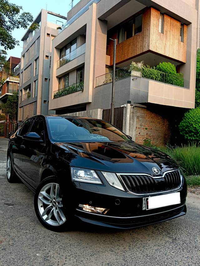 https://images10.gaadi.com/usedcar_image/4526573/original/processed_6379b64b0cd10c1973f7e50b62a2b68f.jpg?imwidth=6400