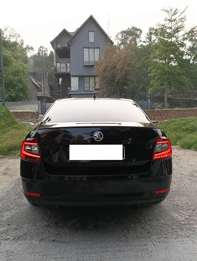 https://images10.gaadi.com/usedcar_image/4526573/original/processed_d582d6ea01f37e4262c4ebb32acc8468.jpg?imwidth=6402