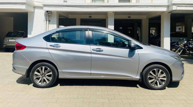 https://images10.gaadi.com/usedcar_image/4526615/original/processed_db9e690d2ea61349eb6edae9c3a5280d.jpeg?imwidth=6401