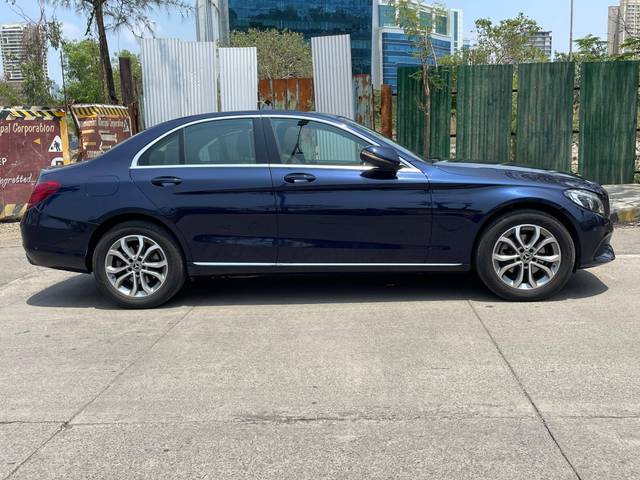 https://images10.gaadi.com/usedcar_image/4526617/original/processed_180fae46ca1b5fd5740bbaace93041b6.jpg?imwidth=6401