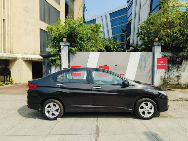 https://images10.gaadi.com/usedcar_image/4526644/original/processed_1b61d4ef7ee3f8b443aa1db5a2cbb90f.jpg?imwidth=6401