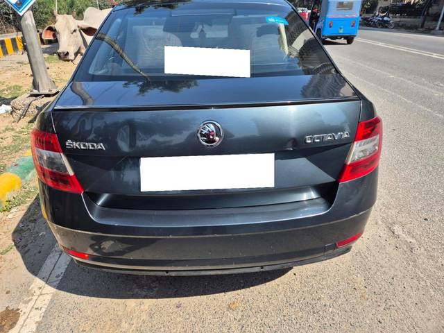 https://images10.gaadi.com/usedcar_image/4526661/original/processed_4a99fa79-7892-4859-9b93-7abc78a41266.jpg?imwidth=6400