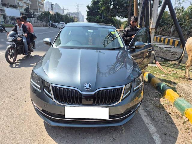 https://images10.gaadi.com/usedcar_image/4526661/original/processed_c19c504d-2876-401b-ab0e-ec09801c9e29.jpg?imwidth=6402