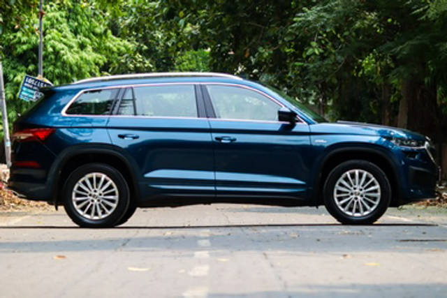 https://images10.gaadi.com/usedcar_image/4526794/original/f2fec1b6572642c3cc38551f391252f7.jpg?imwidth=6400