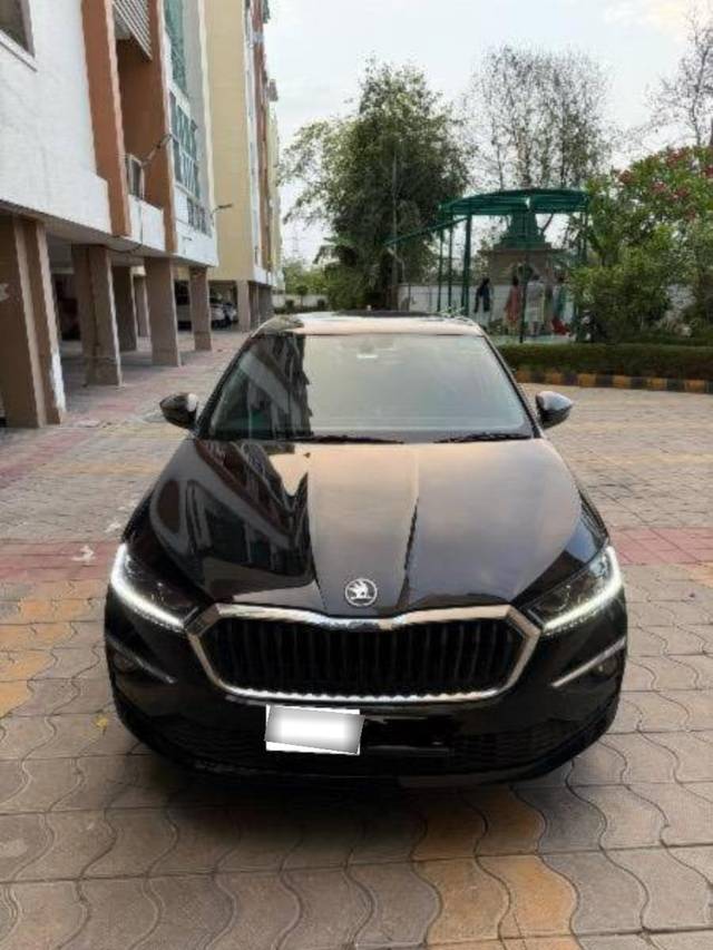 https://images10.gaadi.com/usedcar_image/4526797/original/processed_processed_593397b6-4982-4a7f-9a2f-e345a02cd3ad.jpeg?imwidth=6400