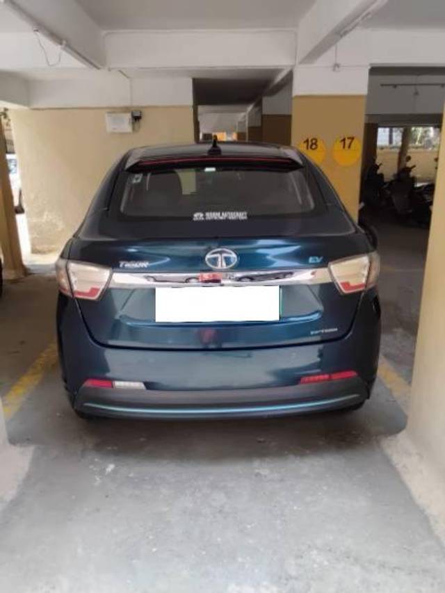 https://images10.gaadi.com/usedcar_image/4526803/original/processed_ccc5cc58-1b45-45d5-8e56-a2fce0224423.jpg?imwidth=6402