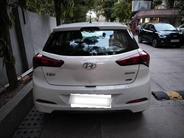 https://images10.gaadi.com/usedcar_image/4526854/original/processed_processed_c259b4a3-aea5-4b69-a9f6-a964525e2b1e.jpg?imwidth=6402