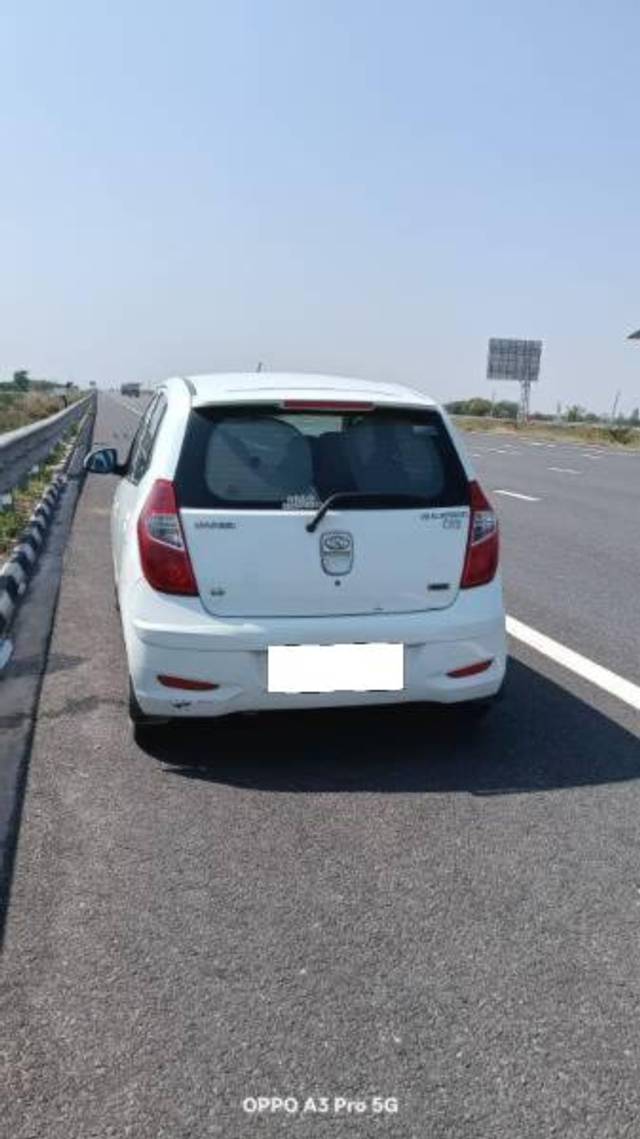 https://images10.gaadi.com/usedcar_image/4526942/original/processed_ceaa0ddc-33ec-4322-b11a-2ee6063f2b9c.jpg?imwidth=6401