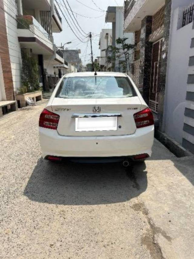 https://images10.gaadi.com/usedcar_image/4526967/original/processed_processed_bac5b677-3098-4f54-a8aa-bcef64a2731d.jpeg?imwidth=6402