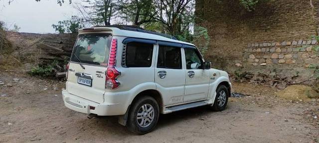 https://images10.gaadi.com/usedcar_image/4527025/original/processed_bfb919bf-1f1a-493a-bd16-7f6ffc39e07d.jpg?imwidth=6400