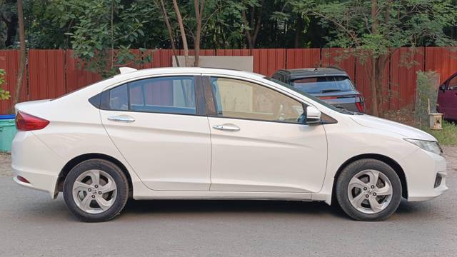 https://images10.gaadi.com/usedcar_image/4527029/original/processed_02bb182164c08eaa7bd71e7a49e5126d.jpg?imwidth=6401