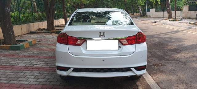 https://images10.gaadi.com/usedcar_image/4527072/original/processed_c59215ae5e21d2e2fa3be0a594aea16f.jpeg?imwidth=6402