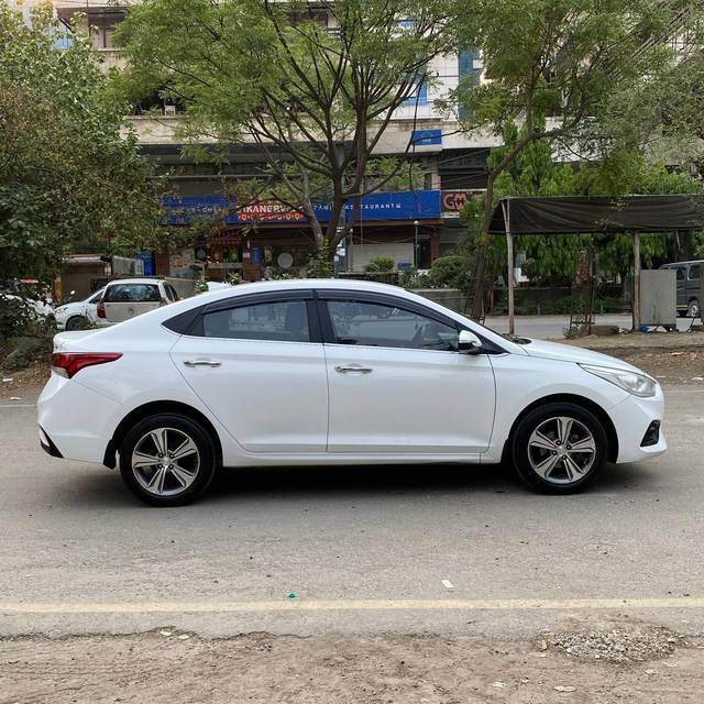 https://images10.gaadi.com/usedcar_image/4527082/original/processed_ce8989a82f4c83d5707aaab7f323caee.jpg?imwidth=6401